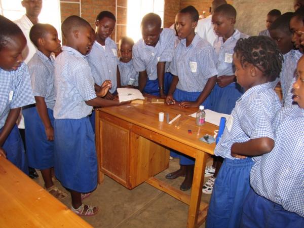 St Jacob pupils experimenting science
